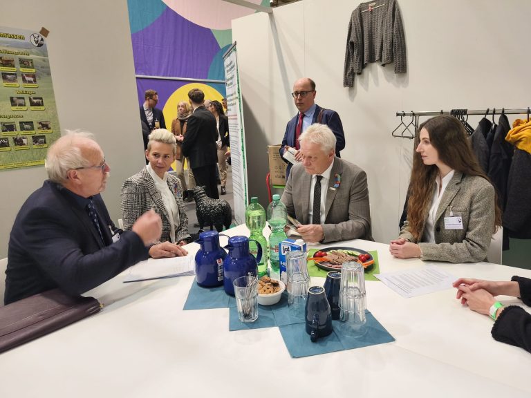 Mehr über den Artikel erfahren Bundesminister Alois Rainer besucht Messestand auf der Internationalen Grünen Woche 2026