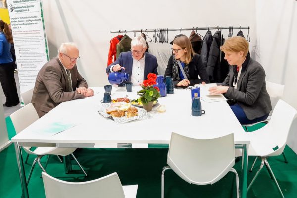 Staatssekretär Jochen Flasbarth zu Gast am Stand der Schafhaltung auf der Grünen Woche 2026