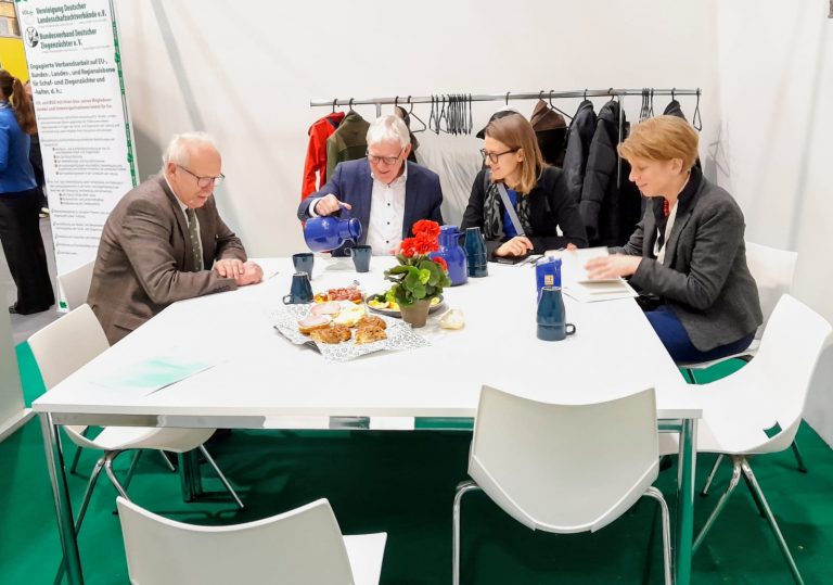 Mehr über den Artikel erfahren Staatssekretär Jochen Flasbarth zu Gast am Stand der Schafhaltung auf der Grünen Woche 2026